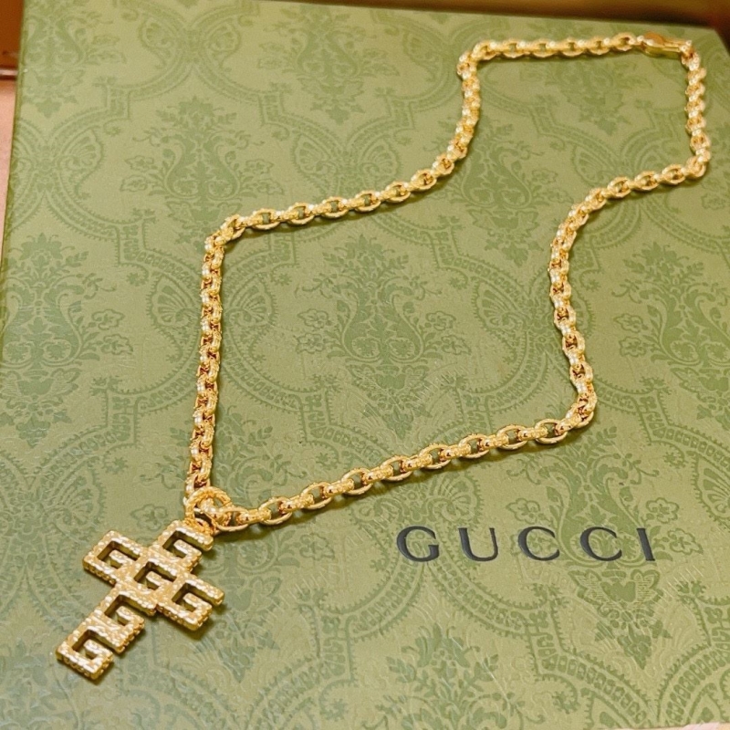 G*u*i necklaces